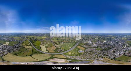 Foto aerea panoramica a 360 gradi del villaggio britannico di Cleckheaton a Bradford West Yorkshire nel Regno Unito che mostra i campi agricoli lungo il lato della M Foto Stock