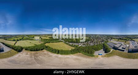 Foto aerea panoramica a 360 gradi del villaggio britannico di Cleckheaton a Bradford West Yorkshire nel Regno Unito che mostra i campi agricoli lungo il lato della M Foto Stock