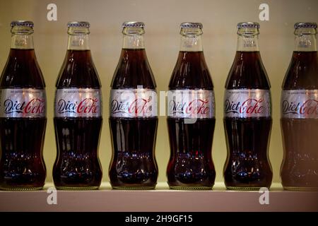 Bottiglia di Coca Cola classica in vetro per la gamma Diet Coca Cola Foto Stock