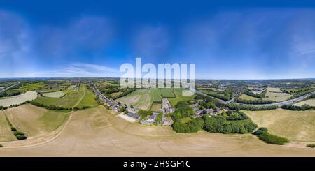 Foto aerea panoramica a 360 gradi del villaggio britannico di Cleckheaton a Bradford West Yorkshire nel Regno Unito che mostra i campi agricoli lungo il lato della M Foto Stock