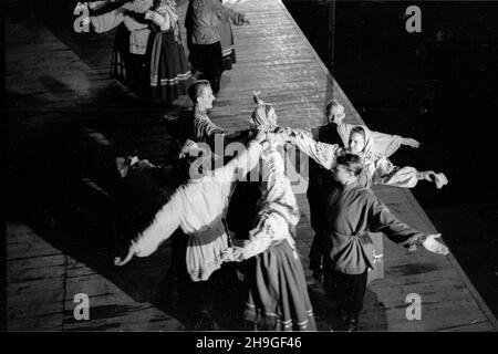 Warszawa, 1948-06-20. Teatr Roma, wystêp Narodowego Chóru im. Mitrofana Piatnickiego. Za³o¿ony w 1911 r., upowszechnia rosyjsk¹ muzykê i taniec ludowy. Chór wyst¹pi³ tak¿e w Filharmonii Krakowskiej podczas obchodów Dni Krakowa. mb PAP Warsawa, 20 giugno 1948. Il Teatro Roma - il Coro Nazionale Mitrofan Piatnicki in esecuzione. Fondata nel 1911, propagò musica russa e danza popolare. Il coro si è esibito anche nella Cracow Concert Hall durante le celebrazioni dei Cracow Days. mb PAP Foto Stock