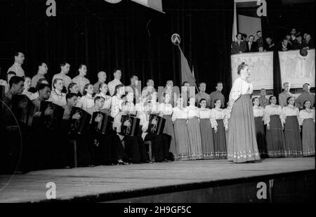 Warszawa, 1948-06-20. Teatr Roma, wystêp Narodowego Chóru im. Mitrofana Piatnickiego. Za³o¿ony w 1911 r., upowszechnia rosyjsk¹ muzykê i taniec ludowy. Chór wyst¹pi³ tak¿e w Filharmonii Krakowskiej podczas obchodów Dni Krakowa. mb PAP Warsawa, 20 giugno 1948. Il Teatro Roma - il Coro Nazionale Mitrofan Piatnicki in esecuzione. Fondata nel 1911, propagò musica russa e danza popolare. Il coro si è esibito anche nella Cracow Concert Hall durante le celebrazioni dei Cracow Days. mb PAP Foto Stock