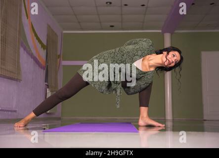 Yoga professionale formatore presenta lo yoga lassons nella classe di fitness Foto Stock