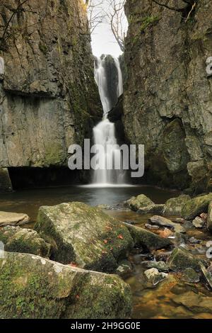 Cascate di Catrifgg Force, a pochi passi dal villaggio di Stainforth nel Parco Nazionale Yorkshire Dales, North Yorkshire, Regno Unito Foto Stock