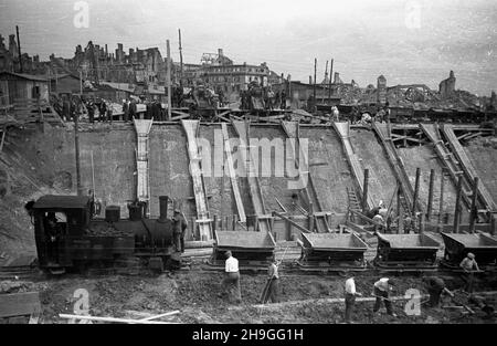 Warszawa, 1948-06-22. Wizyta prezydenta Boles³awa Bieruta na placu budowy trasy W-Z (trasy Wschód-Zachód). NZ. Betonowanie œciany tunelu dojazdowego. Drewniane rynny, którymi spuszczano zaprawê do szalunków. W tle, z prawej Ruiny Zamku Królewskiego. wb PAP/Stanis³aw D¹browiecki Varsavia, 22 giugno 1948. La visita del presidente Boleslaw Bierut presso il cantiere W-Z (Est-Ovest). Nella foto: Posa in cemento per pareti del tunnel di accesso. Scivoli in legno per il rilascio di Malta per casseforme. Sullo sfondo da destra: Rovine del Castello reale. wb PAP Foto Stock