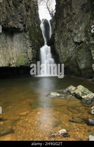 Cascate di Catrifgg Force, a pochi passi dal villaggio di Stainforth nel Parco Nazionale Yorkshire Dales, North Yorkshire, Regno Unito Foto Stock