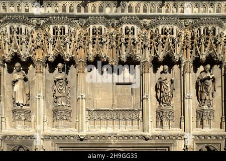 Statue sopra la porta Sud Ovest della Cattedrale di Canterbury Inghilterra UK. Agostino; Lanfranc; Anselmo; Cranmer Foto Stock