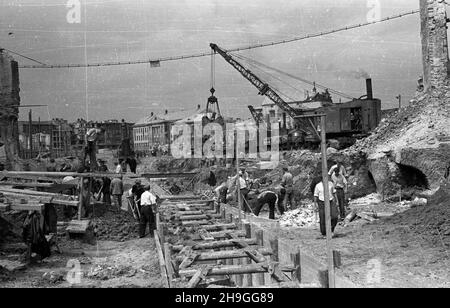 Warszawa, 1948-06-22. Wizyta prezydenta Boles³awa Bieruta na placu budowy trasy W-Z (trasy Wschód-Zachód). NZ. Prace budowlane, widok w kierunku zachodnim. W tle gmach Hipoteki Warszawskiej przy ulicy Kapucyñskiej 6. wb PAP/Stanis³aw D¹browiecki Varsavia, 22 giugno 1948. Il presidente Boleslaw Bierut visita il sito di costruzione della strada W-Z (Est-Ovest). Nella foto: Lavori di costruzione, vista ad ovest. Sullo sfondo la costruzione dell'ufficio centrale del registro dei mutui di Varsavia in via Kapucynska 6. wb PAP Foto Stock