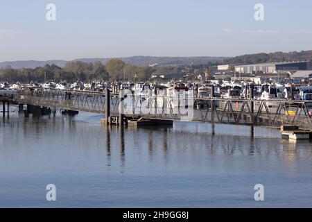 Marina e barche ormeggiate sul fiume Medway dal ponte Rochester nel Kent UK Foto Stock