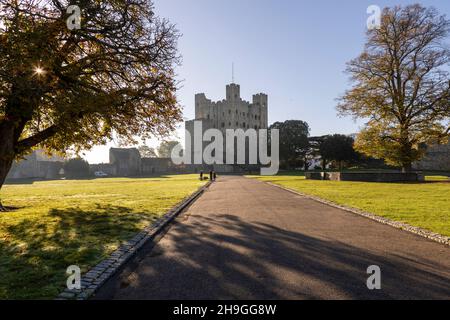 Sole autunnale mattutino retroilluminato alla Cattedrale di Rochester nel Kent, Regno Unito Foto Stock