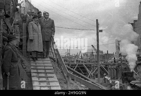 Warszawa, 1948-06-22. Wizyta prezydenta Boles³awa Bieruta na placu budowy trasy W-Z (trasy Wschód-Zachód). m.in.: Boles³aw Bierut (w jasnym p³aszczu), ministro odbudowy Micha³ Kaczorowski (w okularach). wb PAP/Stanis³aw D¹browiecki Varsavia, 22 giugno 1948. Il presidente Boleslaw Bierut visita il sito di costruzione della strada W-Z (Est-Ovest). Nella foto: Boleslaw Bierut (in un cappotto di colore chiaro), Ministro della ricostruzione Michal Kaczorowski (in vetri). wb PAP/Stanislaw Dabrowiecki Foto Stock