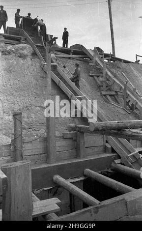 Warszawa, 1948-06-22. Wizyta prezydenta Boles³awa Bieruta na placu budowy trasy W-Z (trasy Wschód-Zachód). NZ. Betonowanie œciany tunelu dojazdowego. Zaprawa spuszczana drewnianymi rynnami do szalunków. wb PAP/Stanis³aw D¹browiecki Varsavia, 22 giugno 1948. La visita del presidente Boleslaw Bierut presso il cantiere W-Z (Est-Ovest). Nella foto: Posa in cemento per pareti del tunnel di accesso. Mortaio per shuttering che corre giù il legno scivoli. wb PAP Foto Stock