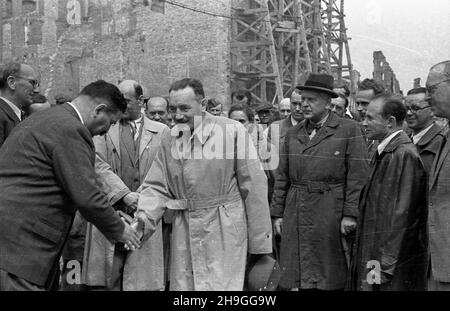 Warszawa, 1948-06-22. Wizyta prezydenta Boles³awa Bieruta na placu budowy trasy W-Z (trasy Wschód-Zachód). NZ. Boles³aw Bierut (C) ¿egna siê po zakoñczeniu zwiedzania terenu budowy. Z ty³u za rusztowaniami kamienica Leszczyñskich. wb PAP/Stanis³aw D¹browiecki Varsavia, 22 giugno 1948. Il presidente Boleslaw Bierut visita il sito di costruzione della strada W-Z (Est-Ovest). Nella foto: Boleslaw Bierut dice Arrivederci dopo aver visitato il sito di cosntruzione. Sullo sfondo dietro il ponteggio la casa di Leszczynski. wb PAP Foto Stock