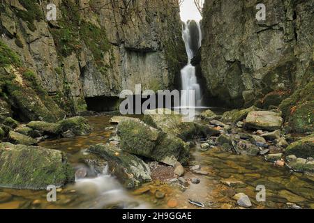 Cascate di Catrifgg Force, a pochi passi dal villaggio di Stainforth nel Parco Nazionale Yorkshire Dales, North Yorkshire, Regno Unito Foto Stock