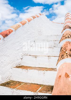 Scatto verticale di scale vecchie Foto Stock
