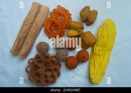 Kerala biscotti tradizionali achappam kuzhalappam dolci jilebi laddu Foto Stock