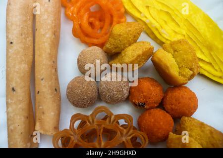 Kerala biscotti tradizionali achappam kuzhalappam dolci jilebi laddu Foto Stock