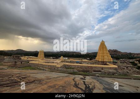 SREE Virupaksha Tempio pieno vista complesso tempio, Hampi, Karnataka, India Foto Stock