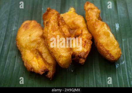 KERALA TEA SNACK PAZHAMPORI UZHUNNUVADA PARIPPUVADA IMMAGINI STOCK Foto Stock