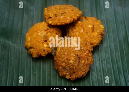 KERALA TEA SNACK PAZHAMPORI UZHUNNUVADA PARIPPUVADA IMMAGINI STOCK Foto Stock