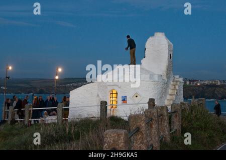 Poeti provenienti da tutta la Cornovaglia si riunirono per SproutSpoken una celebrazione a Newquay di poesia presso l'iconico Huer's Hut al tramonto per celebrare Nat Foto Stock