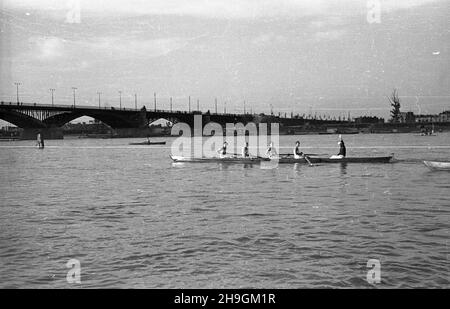 Warszawa, 1948-06-27. Regaty na Wiœle zorganizowane z okazji jubileuszu siedemdziesiêciolecia istnienia Warszawskiego Towarzystwa Wioœlarskiego. W obchodach wziêli udzia³ m.in. Prezes WTW Jerzy Loth jako jeden z sêdziów zawodów obok S. Kopczyñskiego i S. Architówny. NZ. Zawodnicy w kategorii czwórki pó³wyœcigowe nowicjuszy, w g³êbi la maggior parte di Poniatowskiego. uu PAP Varsavia, 27 giugno 1948. Una regata sul fiume Vistula organizzata nel settantesimo anniversario della Warsaw Rowing Society (WTW). Jerzy Loth, presidente della WTW, è stato giudice dell'evento, insieme a S. Kopczynskiego e S. Architowna. Nella figura: Foto Stock