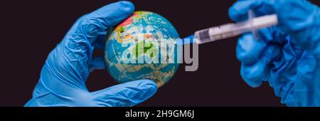 BANNER, FORMATO LUNGO siringa vaccina il globo, su una mappa dell'Australia. Australia Coronavirus, Corona virus attacco concetto. Australia lotta Foto Stock