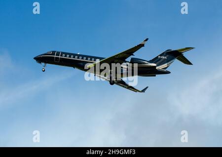 Bombardier Global Express, Global 5000 jet plane G-CEYL di proprietà di Aravco Ltd. Business jet, jet aziendale, jet privato. Decollo da Farnborough Foto Stock
