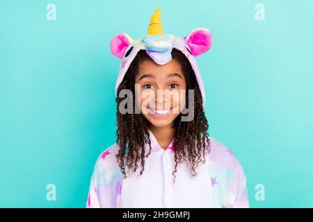 Foto di giovane eccitata ragazza africana buon umore nightwear sleepover isolato su sfondo di colore teal Foto Stock