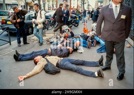 Parigi, Francia, gruppo medio, attivisti per l'AIDS da Act Up Paris, che si trova davanti all'ufficio del candidato alla campagna presidenziale francese, Lionel Jospin, Street, 2002 Foto Stock