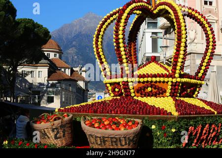 Apfel, Merano, Kurstadt, Weinfest, Trachtenfest, Krone, Äpfel dekoriert zum Großen Fest in Südtirol, Italien. Foto Stock