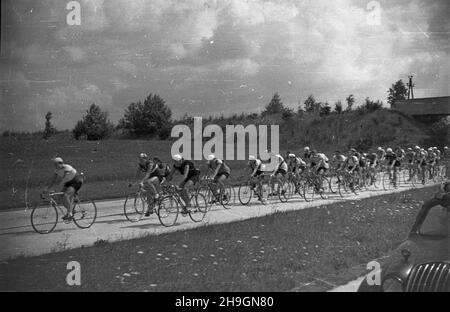 Polska, 1948-06-29. VII Wyœcig Kolarski Dooko³a Polski (Tour de Poulogne) odbywa³ siê w dniach 22 czerwca - 4 lipca. Wystartowa³o 71 zawodników, przyjecha³y reprezentacje Czechos³owacji, Szwecji, Wêgier. NZ. Kolarze na licz¹cej 170 km trasie 7. Etapu z Wroc³awia do Bytomia. mw PAP Polonia, 29 giugno 1948. La settima gara ciclistica di Tour de Poulogne si è svolta il 22 giugno-4 luglio con la partecipazione di 71 contendenti, tra cui squadre della Cecoslovacchia, Svezia, Ungheria. Nella foto: Ciclisti durante il 170-km 7 ° stadio da Breslavia a Bytom. mw PAP Foto Stock