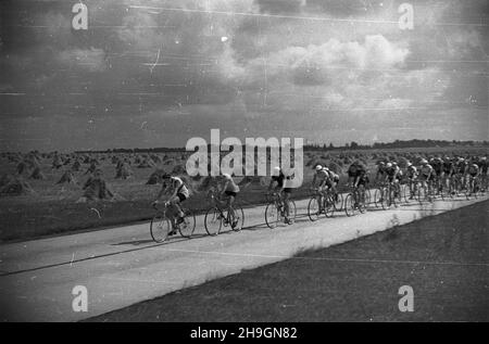 Polska, 1948-06-29. VII Wyœcig Kolarski Dooko³a Polski (Tour de Poulogne) odbywa³ siê w dniach 22 czerwca - 4 lipca. Wystartowa³o 71 zawodników, przyjecha³y reprezentacje Czechos³owacji, Szwecji, Wêgier. NZ. Kolarze na licz¹cej 170 km trasie 7. Etapu z Wroc³awia do Bytomia. mw PAP Polonia, 29 giugno 1948. La settima gara ciclistica di Tour de Poulogne si è svolta il 22 giugno-4 luglio con la partecipazione di 71 contendenti, tra cui squadre della Cecoslovacchia, Svezia, Ungheria. Nella foto: Ciclisti durante il 170-km 7 ° stadio da Breslavia a Bytom. mw PAP Foto Stock