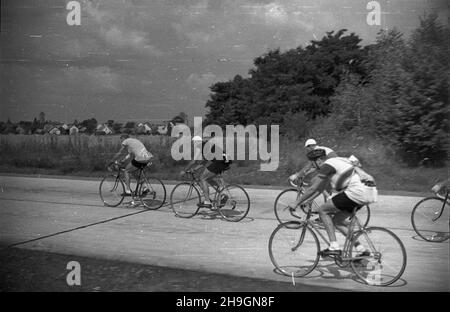 Polska, 1948-06-29. VII Wyœcig Kolarski Dooko³a Polski (Tour de Poulogne) odbywa³ siê w dniach 22 czerwca - 4 lipca. Wystartowa³o 71 zawodników, przyjecha³y reprezentacje Czechos³owacji, Szwecji, Wêgier. NZ. Kolarze na licz¹cej 170 km trasie 7. Etapu z Wroc³awia do Bytomia. mw PAP Polonia, 29 giugno 1948. La settima gara ciclistica di Tour de Poulogne si è svolta il 22 giugno-4 luglio con la partecipazione di 71 contendenti, tra cui squadre della Cecoslovacchia, Svezia, Ungheria. Nella foto: Ciclisti durante il 170-km 7 ° stadio da Breslavia a Bytom. mw PAP Foto Stock