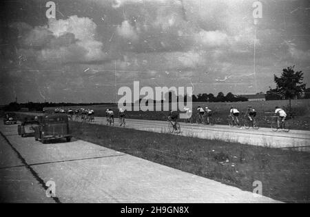 Polska, 1948-06-29. VII Wyœcig Kolarski Dooko³a Polski (Tour de Poulogne) odbywa³ siê w dniach 22 czerwca - 4 lipca. Wystartowa³o 71 zawodników, przyjecha³y reprezentacje Czechos³owacji, Szwecji, Wêgier. NZ. Kolarze na licz¹cej 170 km trasie 7. Etapu z Wroc³awia do Bytomia. mw PAP Polonia, 29 giugno 1948. La settima gara ciclistica di Tour de Poulogne si è svolta il 22 giugno-4 luglio con la partecipazione di 71 contendenti, tra cui squadre della Cecoslovacchia, Svezia, Ungheria. Nella foto: Ciclisti durante il 170-km 7 ° stadio da Breslavia a Bytom. mw PAP Foto Stock