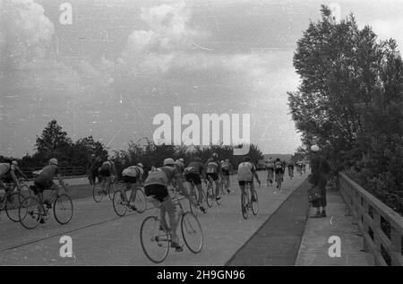 Polska, 1948-06-29. VII Wyœcig Kolarski Dooko³a Polski (Tour de Poulogne) odbywa³ siê w dniach 22 czerwca - 4 lipca. Wystartowa³o 71 zawodników, przyjecha³y reprezentacje Czechos³owacji, Szwecji, Wêgier. NZ. Kolarze na licz¹cej 170 km trasie 7. Etapu z Wroc³awia do Bytomia. mw PAP Polonia, 29 giugno 1948. La settima gara ciclistica di Tour de Poulogne si è svolta il 22 giugno-4 luglio con la partecipazione di 71 contendenti, tra cui squadre della Cecoslovacchia, Svezia, Ungheria. Nella foto: Ciclisti durante il 170-km 7 ° stadio da Breslavia a Bytom. mw PAP Foto Stock