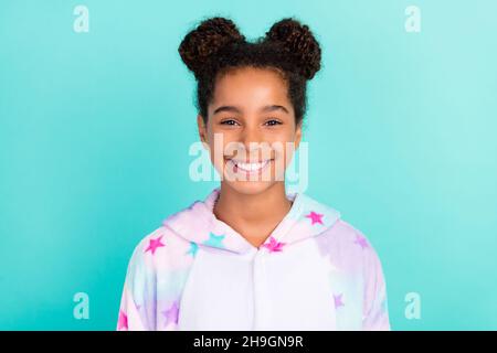 Foto di felice trendy elegante giovane ragazza afroamericana sorriso buon umore isolato su sfondo di colore teal Foto Stock