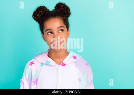 Foto di felice sognante giovane africano americano ragazza guardare spazio vuoto buon umore isolato su sfondo di colore teal Foto Stock