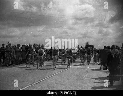 Polska, 1948-06-29. VII Wyœcig Kolarski Dooko³a Polski (Tour de Poulogne) odbywa³ siê w dniach 22 czerwca - 4 lipca, mia³ 11 etapów, rasa liczy³a 1963 km i prowadzi³a z Warszawy przez Olsztyn, Gdyniê, S³upsk, Szczecin, Poznañ, Wroc³aw, Bytom, Kraków, Czêstochowê, £ódŸ do Warszawy. Wystartowa³o 71 zawodników, przyjecha³y te¿ reprezentacje Czechos³owacji, Szwecji, Wêgier. NZ. Peleton kolarzy na trasie 7. Etapu z Wroc³awia do Bytomia. mw PAP Polonia, 29 giugno 1948. La settima gara ciclistica di Tour de Poulogne si è svolta il 22 giugno-4 luglio con la partecipazione di 71 contendenti, tra cui squadre della Cecoslovacchia Foto Stock