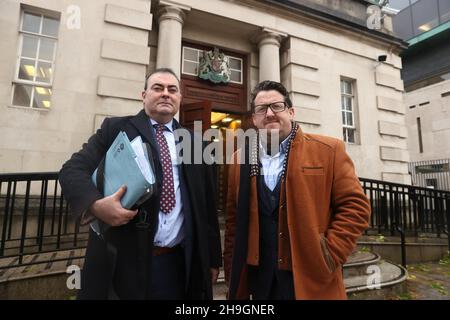 Sean Napier (a destra) e il suo avvocato Paul Farrell arrivano alla Corte reale di giustizia di Belfast per un'audizione nella sua sfida legale contro il boicottaggio del DUP di riunioni politiche transfrontaliere. Data foto: Martedì 7 dicembre 2021. Foto Stock