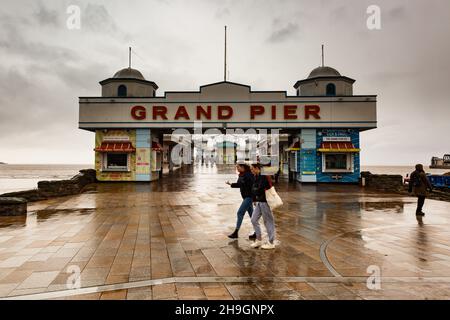 Weston-Super-Mare, Somerset, Regno Unito. 7 Dic 2021. La gente cammina per lavorare sul lungomare vicino al Grand Pier a Weston-Super-Mare in Somerset prima che Storm barra raggiunga il sud-ovest del Regno Unito. Credit: Peter Lopeman/Alamy Live News Foto Stock