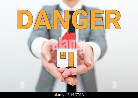 Scrittura visualizzazione del testo pericolo. Business mostrare la possibilità di qualcosa di spiacevole o spiacevole successo agente immobiliare Vendita nuovo Foto Stock
