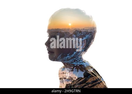 Combinazione isolata della silhouette di un bambino viso e un paesaggio con montagne. Concetto di connessione tra uomo e natura Foto Stock