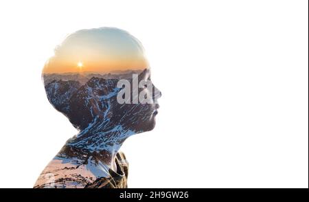 Combinazione isolata della silhouette di un bambino viso e un paesaggio con montagne. Concetto di connessione tra uomo e natura Foto Stock