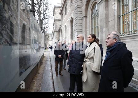 Parigi, Francia. 7 dicembre 2021. Crown Princess Victoria visita Notre Dame a Parigi, Francia, il 07 dicembre 2021. La Crown Princess è in visita di tre giorni a Parigi. Foto: Christine Olsson/TT code 10430 Credit: TT News Agency/Alamy Live News Foto Stock