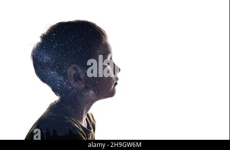 Combinazione isolata della silhouette di un viso bambino e delle stelle della Via Lattea. Concetto di connessione tra l'uomo e l'universo, nuovi dis Foto Stock