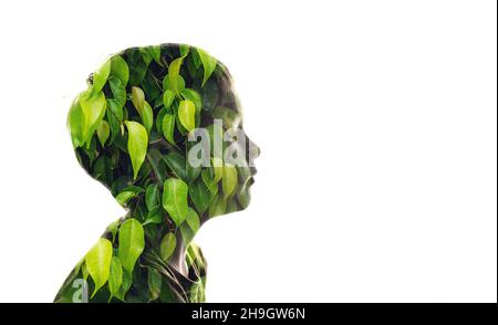 Combinazione isolata della silhouette di un viso del bambino e di un'immagine con foglie verdi. Concetto di connessione tra uomo e natura, cura di t Foto Stock