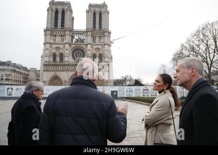 Parigi, Francia. 7 dicembre 2021. Crown Princess Victoria visita Notre Dame a Parigi, Francia, il 07 dicembre 2021. La Crown Princess è in visita di tre giorni a Parigi. Foto: Christine Olsson/TT code 10430 Credit: TT News Agency/Alamy Live News Foto Stock