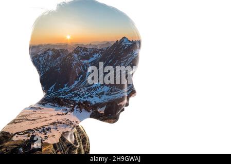 Combinazione isolata della silhouette di un bambino viso e un paesaggio con montagne. Concetto di connessione tra uomo e natura Foto Stock