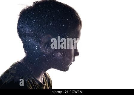 Combinazione isolata della silhouette di un viso bambino e delle stelle della Via Lattea. Concetto di connessione tra l'uomo e l'universo, nuovi dis Foto Stock